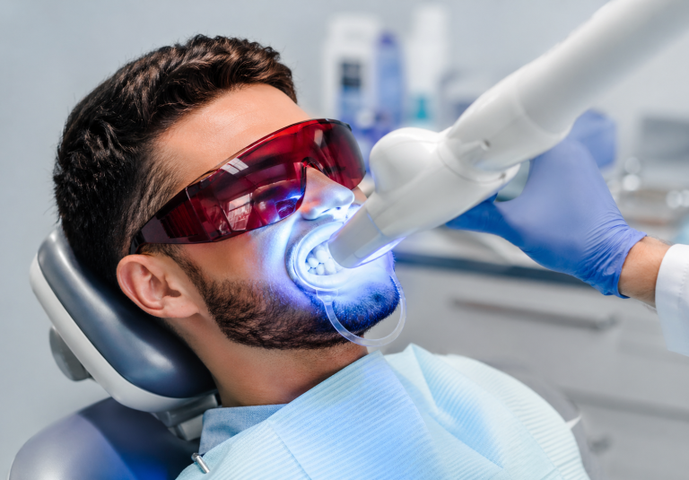Aclaramiento dental profesional en clínica Magudent